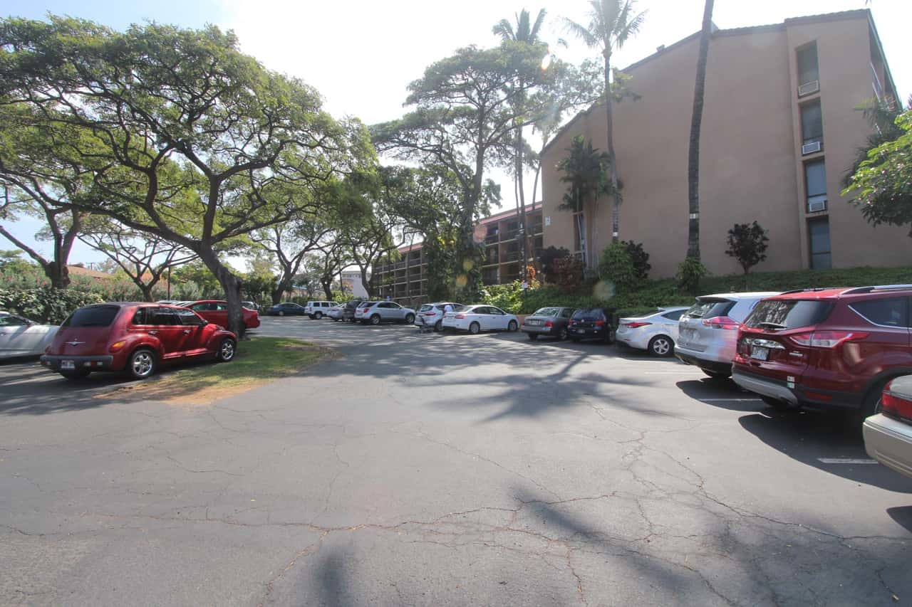 There ample parking available at Maui Vista