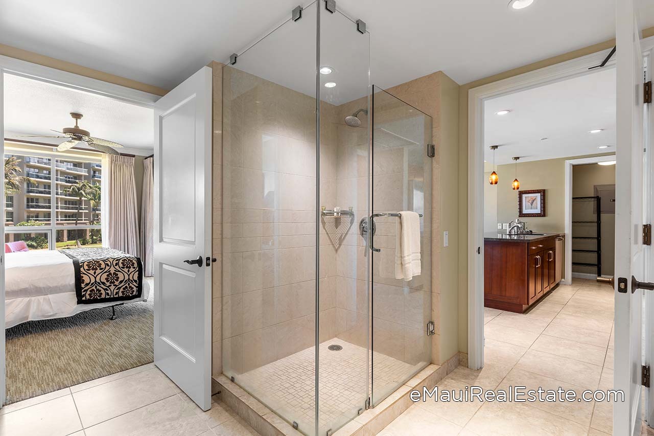 Example of a bathroom in a one bedroom unit at Hokulani