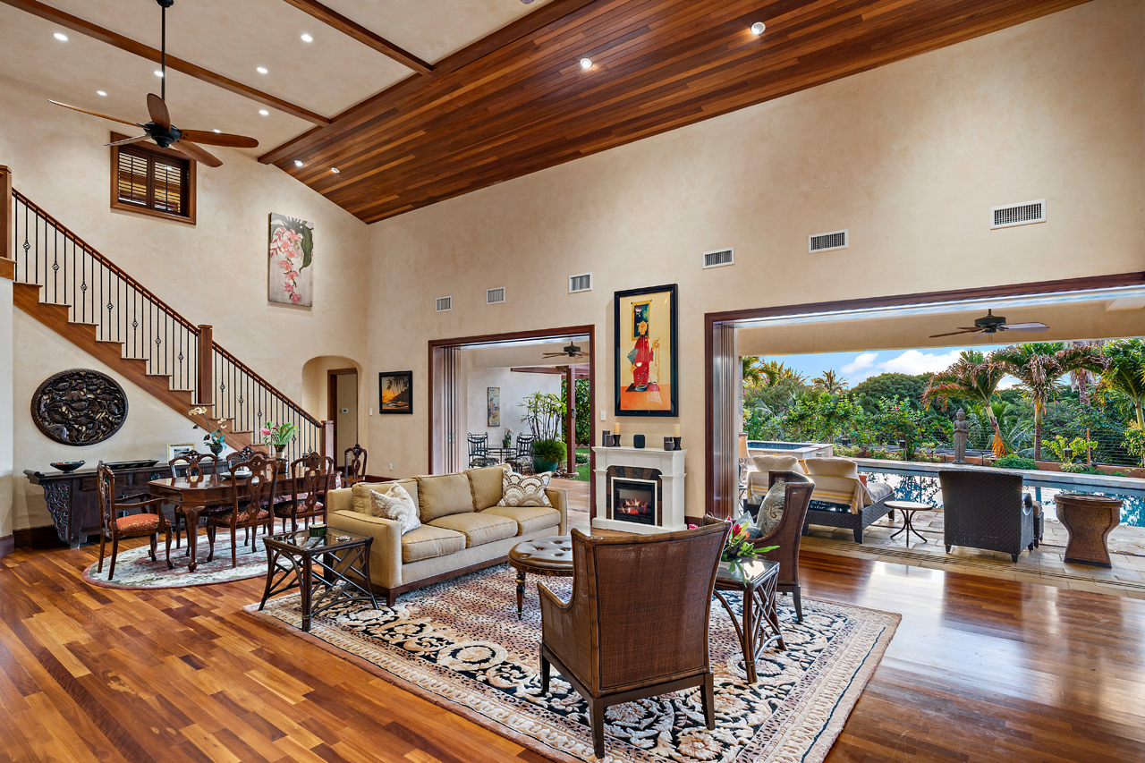 Grand high ceiling in Living Room: 
