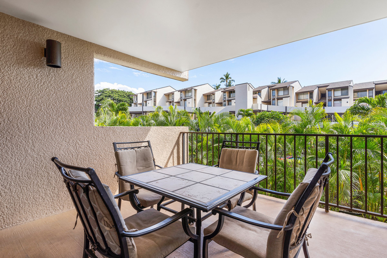 Spacious covered lanai: 