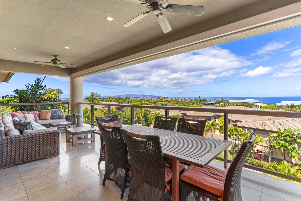 Spacious 30-foot wide lanai: 