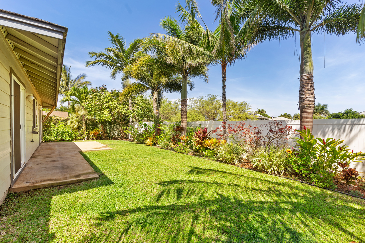 Beautifully landscaped back yard: 