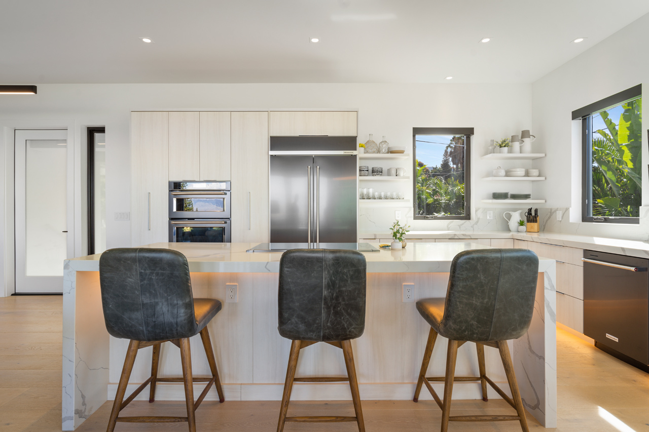 Modern & Elegant Kitchen: 