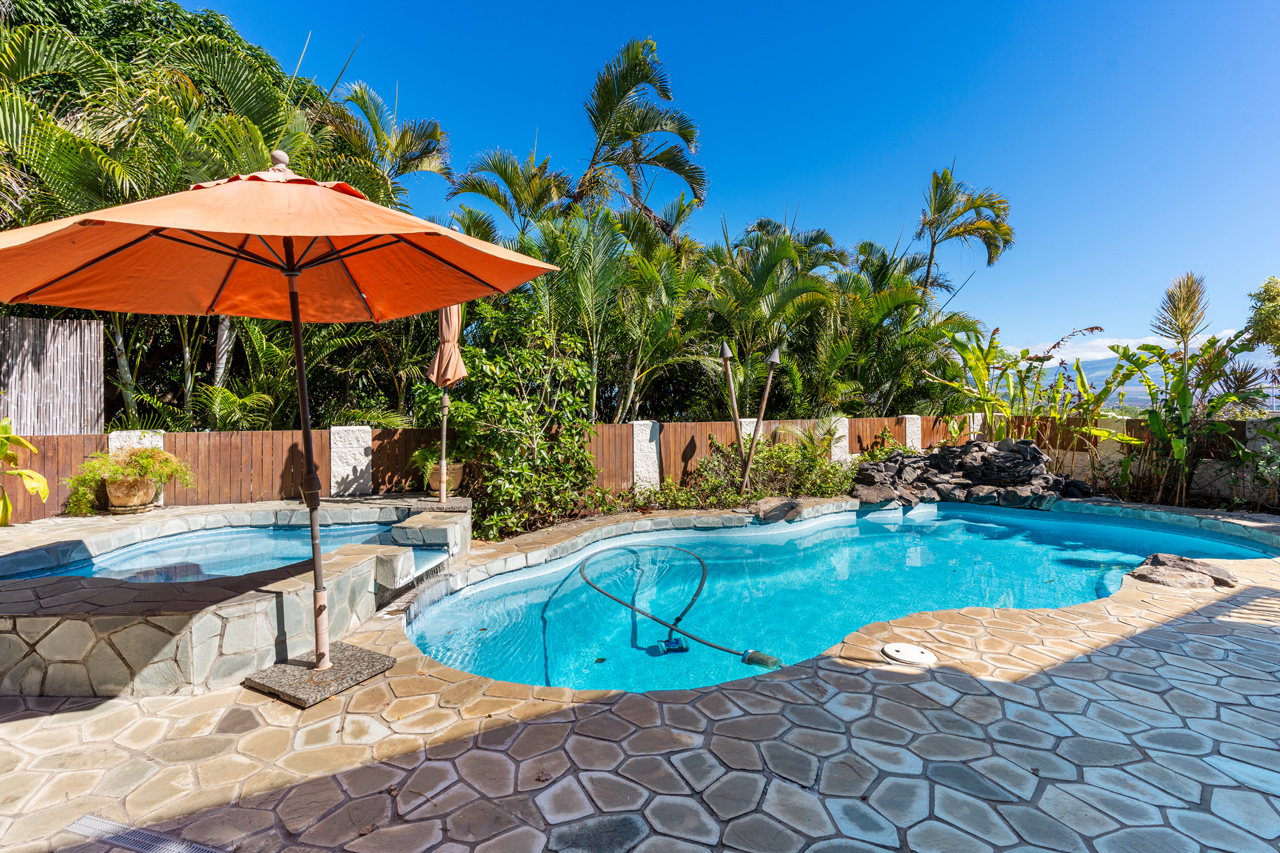 Pool with Hot tub: 